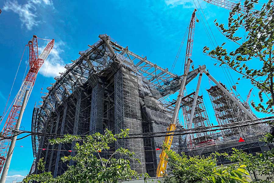 中央公園広場に建設中の新スタジアム。屋根の工事は進んでいて、2024年の2月に竣工予定【写真：宇都宮徹壱】