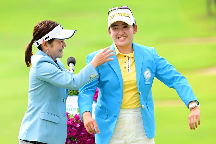 宮里藍 サントリーレディスオープン、大会記録の通算23アンダーで優勝した岩井千怜にブレザーを着せる宮里藍さん【写真：Getty Images】