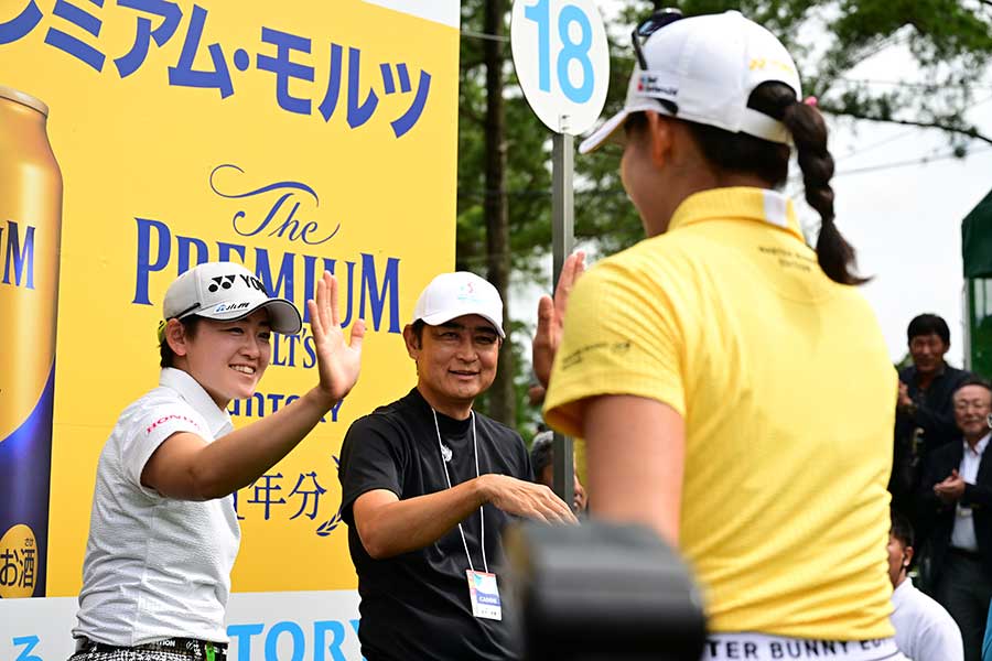 宮里藍サントリーレディス、岩井明愛は優勝した妹・千怜とハイタッチ【写真：Getty Images】