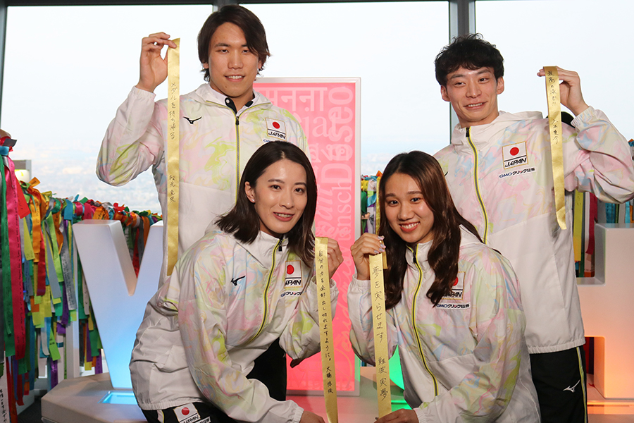 競泳日本代表の4選手が東京スカイツリーの「W1SH RIBBON」に“今一番叶えたい願い”を書き込んだ【写真：編集部】