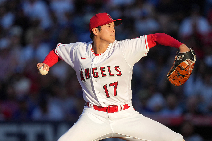 本拠地ドジャース戦で力投するエンゼルスの大谷翔平【写真：ロイター】