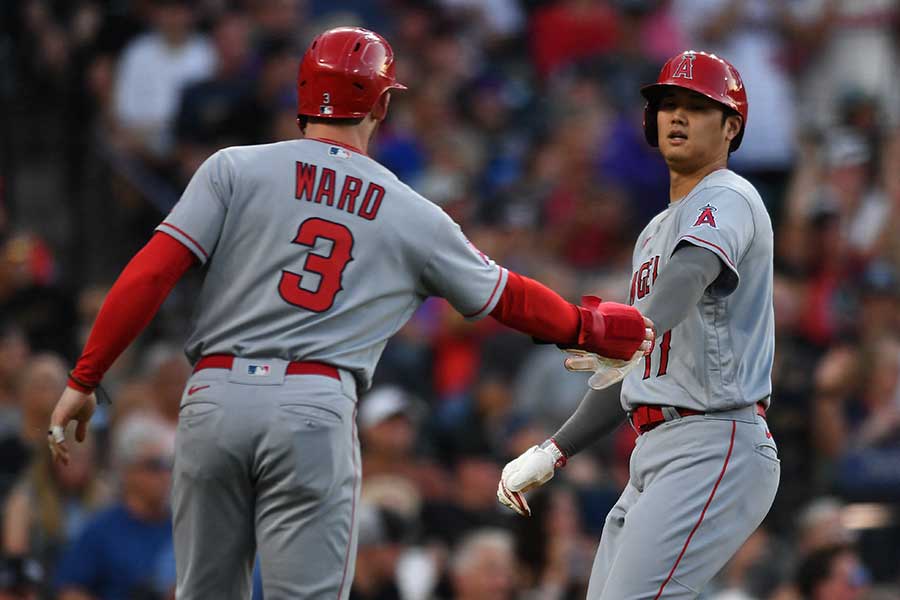 得点を喜びハイタッチするエンゼルスの大谷翔平とウォード【写真：ロイター】