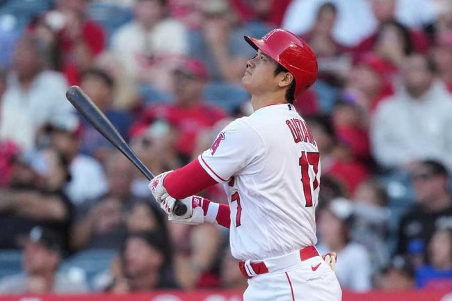 大谷翔平27号で珍シーン 水原通訳が「兜」を代理で装着…「一平が