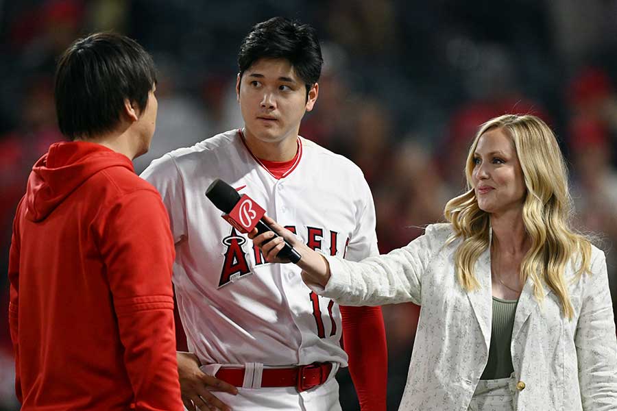 Wソックス戦、勝利後に場内インタビューを受けるエンゼルスの大谷翔平【写真：Getty Images】