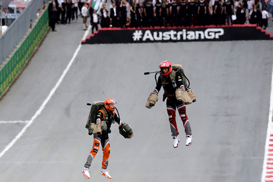 F1第10戦オーストリアGPレース前のイベントでは“空飛ぶマシン”が墜落するアクシデント【写真：ロイター】