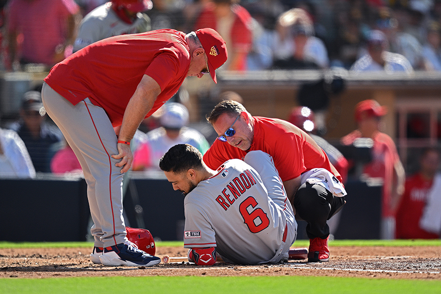 左膝付近に自打球を当て悶絶するエンゼルスのアンソニー・レンドン【写真：Getty Images】