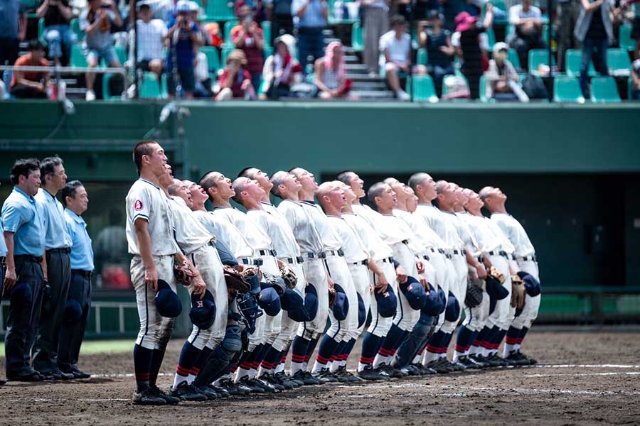 体を反り返らせて、校歌を熱唱する鎌倉学園の「全力校歌」【写真：中戸川知世】