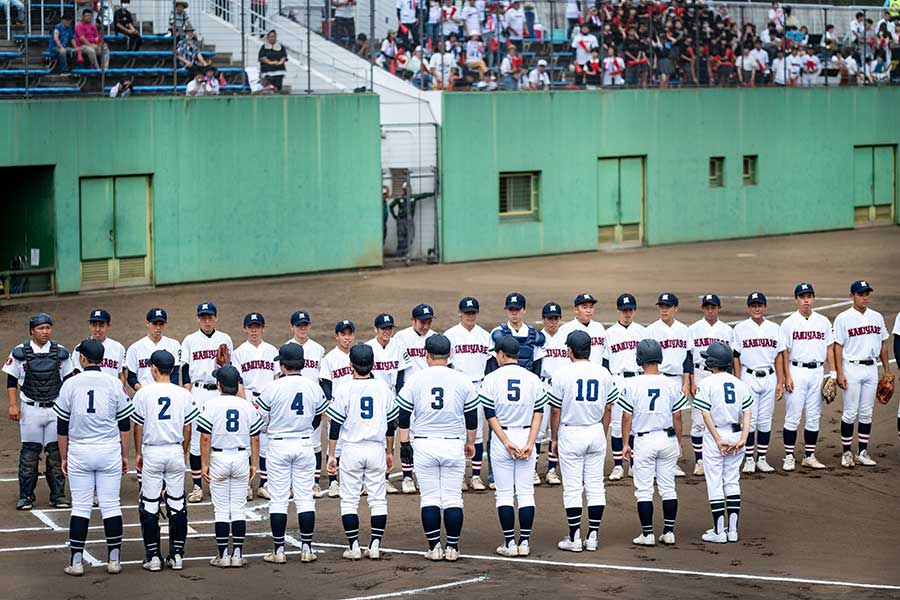 試合前の整列、20人の上矢部に対し、10人の藤沢工科の列の短さが際立った【写真：中戸川知世】