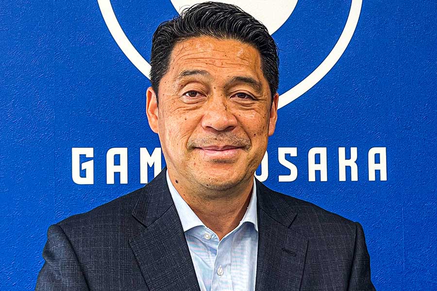 「サッカーの育成を通じて、新たな喜びを地域に提供できれば」と語る松波氏。トップチームより育成の現場に天職を感じている様子【写真：宇都宮徹壱】