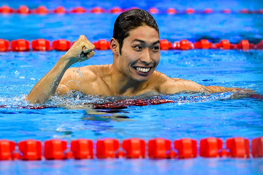 リオ五輪400m個人メドレーで金メダルを獲得し、ガッツポーズする萩野さん【写真：Getty Images】