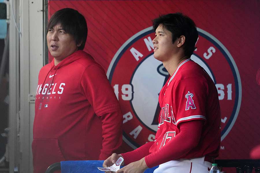 エンゼルス時代の大谷翔平投手（右）と水原一平通訳【写真：ロイター】