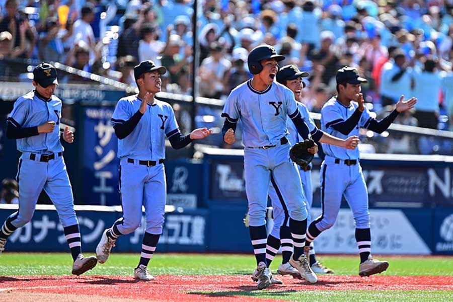 準々決勝で日大藤沢を3-2で破り、喜ぶ横浜商の選手たち【写真：中戸川知世】