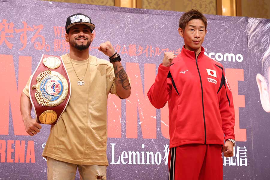 会見で対面した清水聡（右）とロベイシ・ラミレス【写真：高橋学】