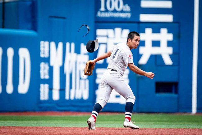 なんか、飛んだぞ」 横浜の遊撃手・緒方漣、魂の一塁送球 帽子にサングラスまで宙を舞う | THE ANSWER