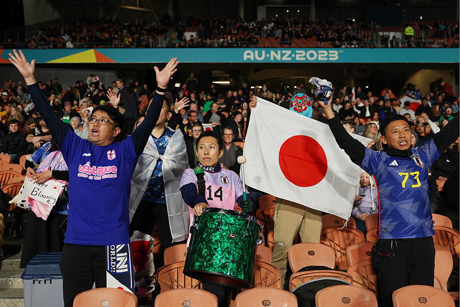 FIFA女子W杯第1戦で日本代表を応援するサポーター【写真：Getty Images】