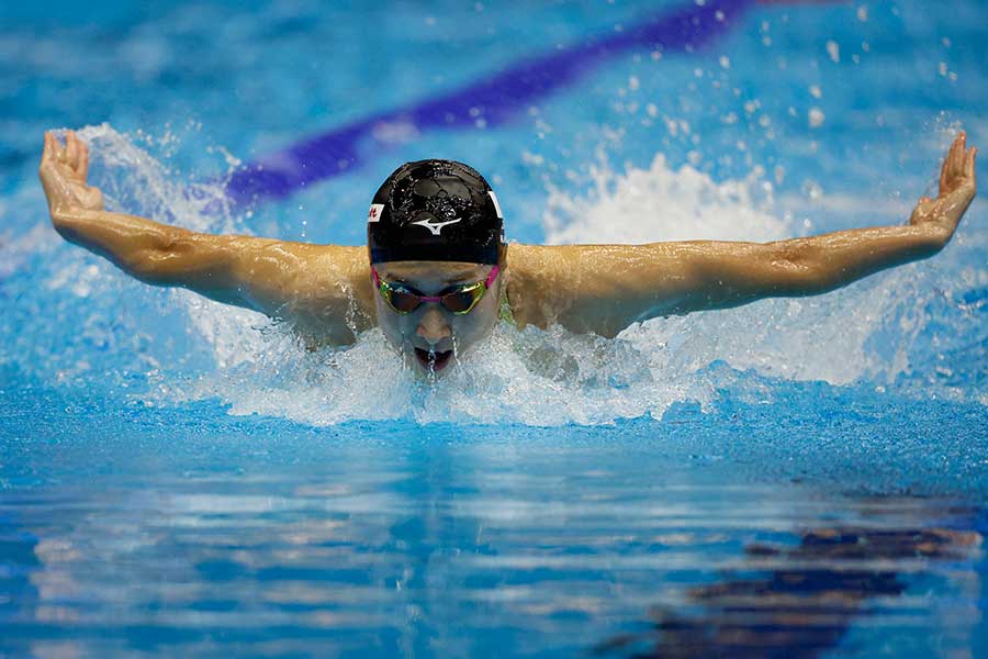 バタフライを泳ぐ今大会の池江【写真：Getty Images】