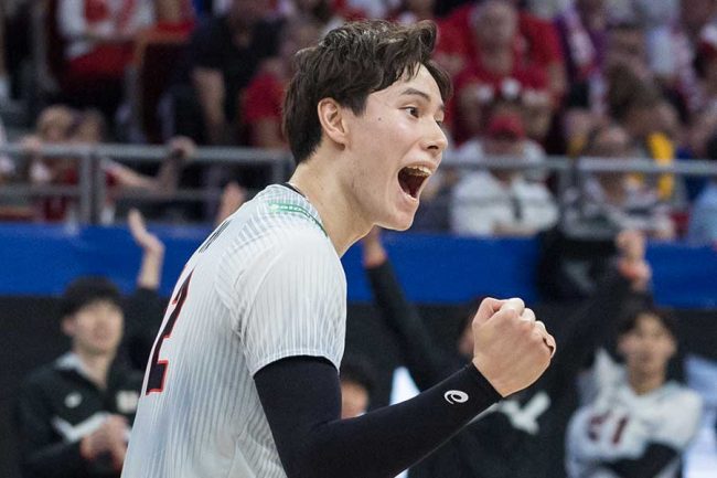 銅メダルのバレー男子に日本人涙、歓喜の輪から外れたところではしゃい