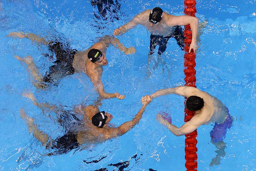 世界水泳福岡、男子100メートル平泳ぎ決勝で3選手が銀メダルの珍事、金メダリスト含めて健闘を称え合う【写真：Getty Images】