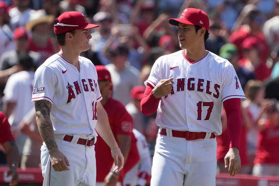 エンゼルスの大谷翔平投手（右）とモニアック外野手【写真：ロイター】