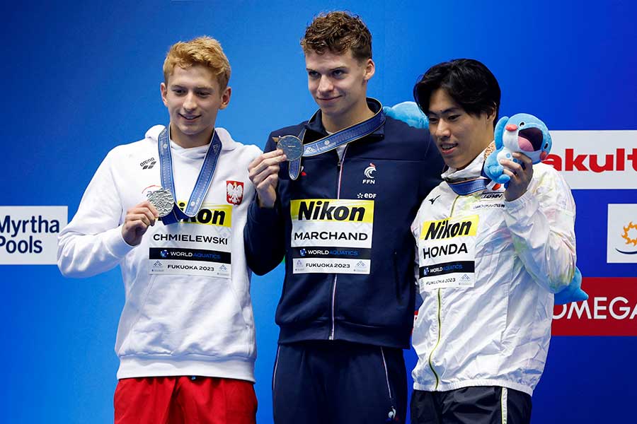 男子200メートルバタフライで銅メダルを獲得した本多灯（右）【写真：ロイター】