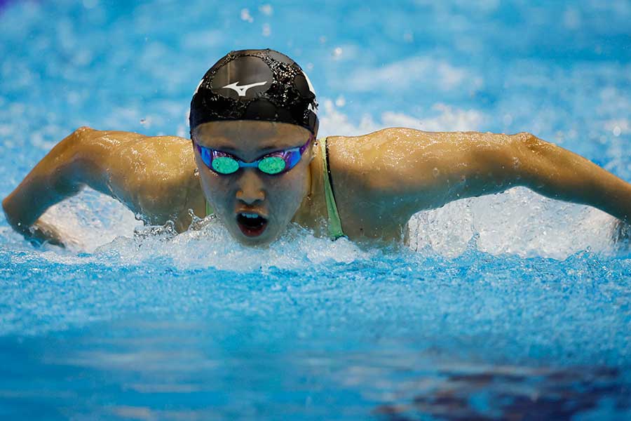 女子200メートルバタフライを泳ぐ三井愛梨【写真：ロイター】