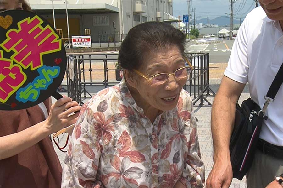 孫の活躍に嬉しそうな笑顔を浮かべる鈴木の祖母・春代さん【写真：テレビ朝日提供】