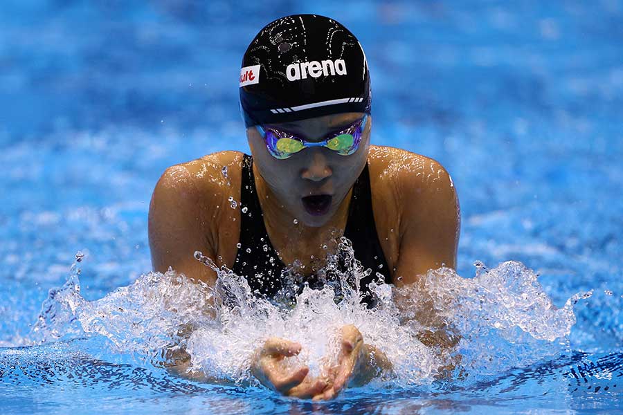 女子個人メドレーを泳ぐ成田実生【写真：Getty Images】