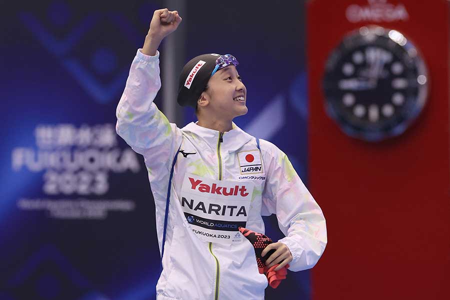 女子400メートル個人メドレー決勝、笑みを浮かべながら入場する成田実生【写真：Getty Images】