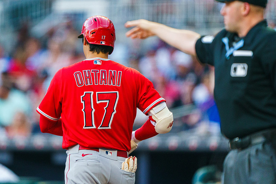 敬遠申告で一塁に歩くエンゼルスの大谷翔平【写真：Getty Images】