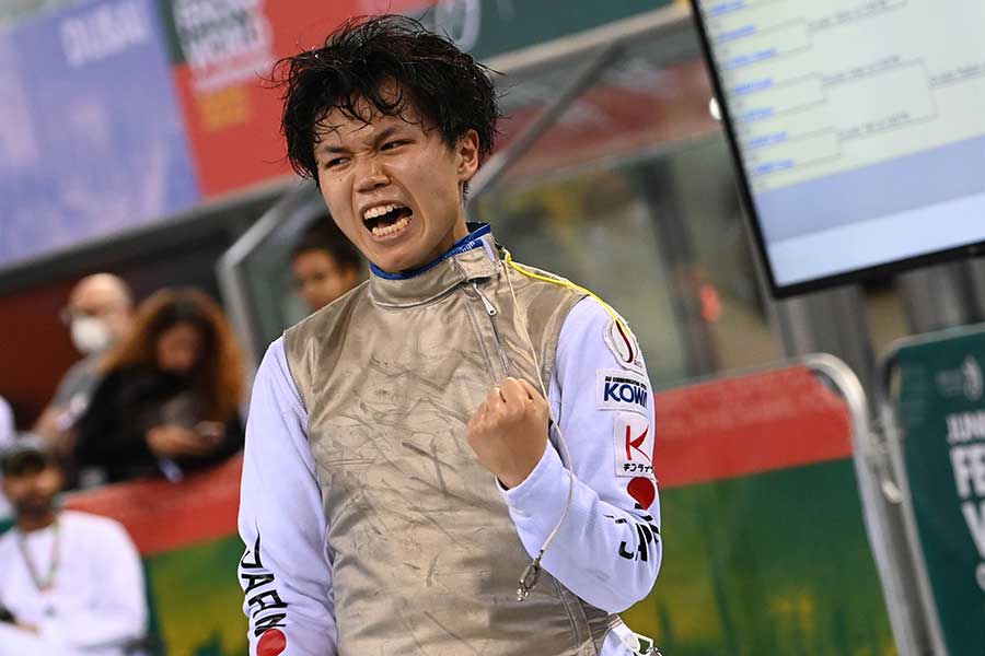 日本代表として世界を転戦する飯村一輝。22年4月の世界ジュニア選手権男子フルーレで金メダルを獲得した【写真：日本フェンシング協会/Augusto Bizzi/FIE】