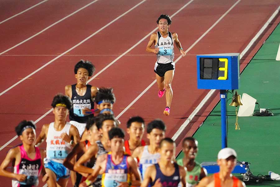 3000メートルを過ぎ、川原は集団から遅れ始めた【写真：荒川祐史】