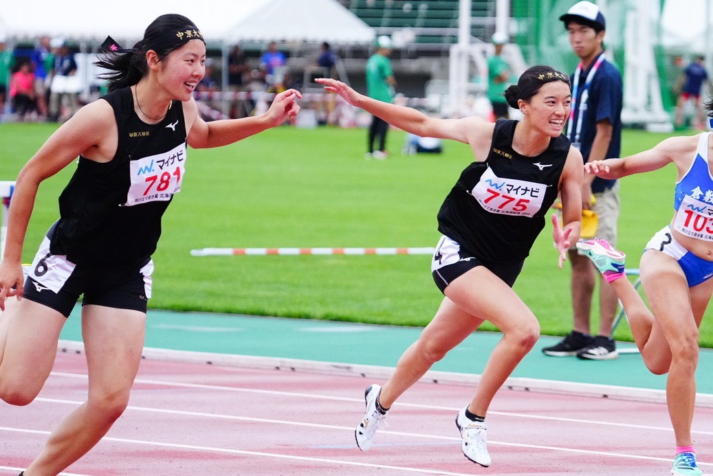 女子100メートル障害で1、2位を飾った中京大中京の林美希（左）と片山心菜【写真：荒川祐史】