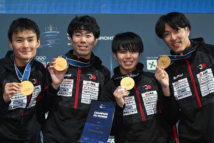 飯村一輝（右から2人目）ら男子フルーレ団体の日本代表が7月の世界選手権で史上初優勝。パリ五輪でもメダル獲得を狙う【写真：日本フェンシング協会/Augusto Bizzi/FIE】