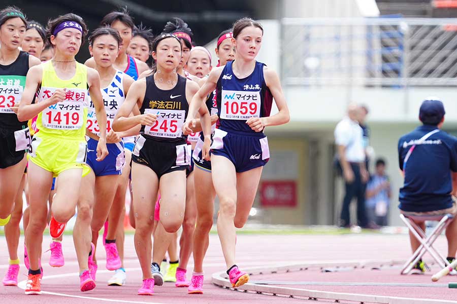 女子1500メートル予選で集団を引っ張るドルーリー【写真：荒川祐史】