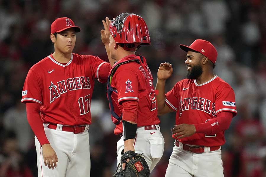 連敗を7で止め、勝利後にハイタッチするエンゼルスの大谷翔平【写真：ロイター】