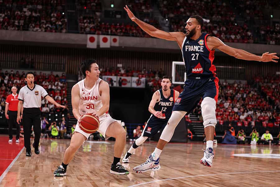 バスケットボールW杯、フランスとの国際強化試合に出場した富永啓生（左）【写真：Getty Images】