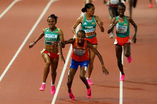 世界陸上で感動のスポーツマンシップ ゴール直前で転倒1位→11位の女王