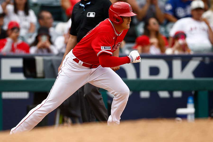 7回に三盗を試みるも打者の中飛で二塁へ戻ろうとする大谷翔平【写真：Getty Images】
