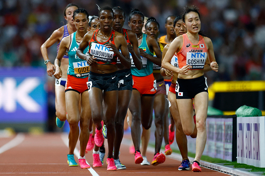 女子1万メートル決勝、互いにけん制し合って走る選手たち【写真：Getty Images】