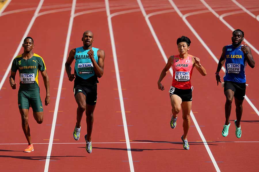 世界陸上男子400メートル予選、組1着のスティーブン・ガーディナー（左から2人目）【写真：ロイター】