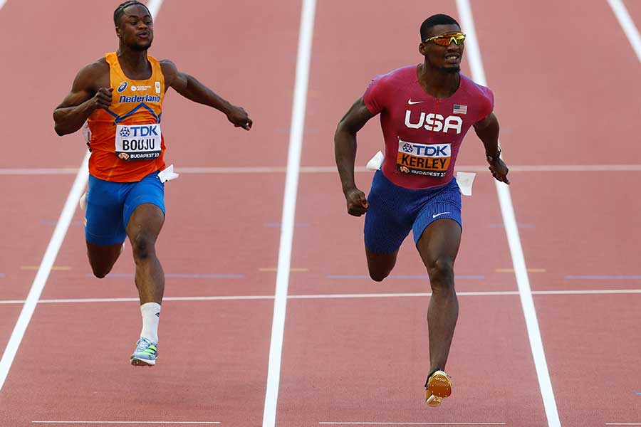 世界陸上・男子100メートル準決勝3組3位でゴールするフレッド・カーリー（右）【写真：ロイター】