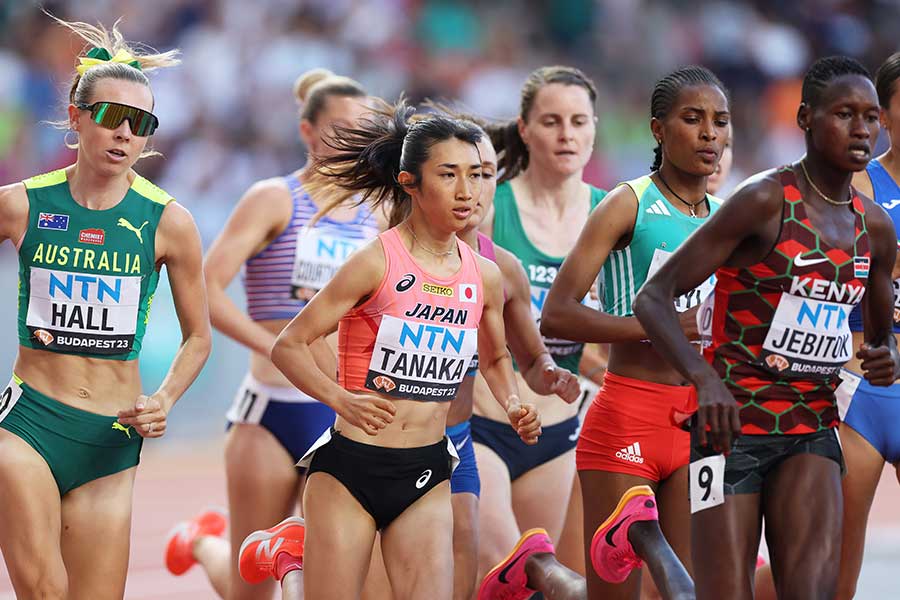 世界陸上・女子1500メートル準決勝1組で走る田中希実【写真：Getty Images】
