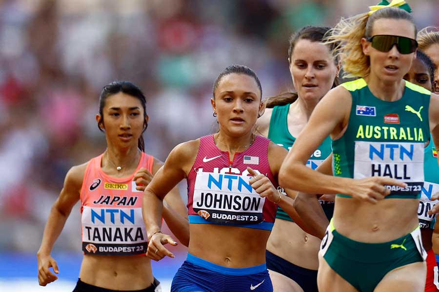 世界陸上・女子1500メートル準決勝1組で走る田中希実（左）【写真：ロイター】