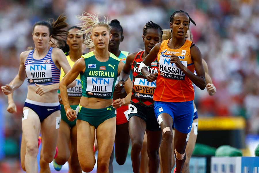 世界陸上・女子1500m準決勝で肘と膝に包帯を巻きながら走るシファン・ハッサン（右）【写真：ロイター】