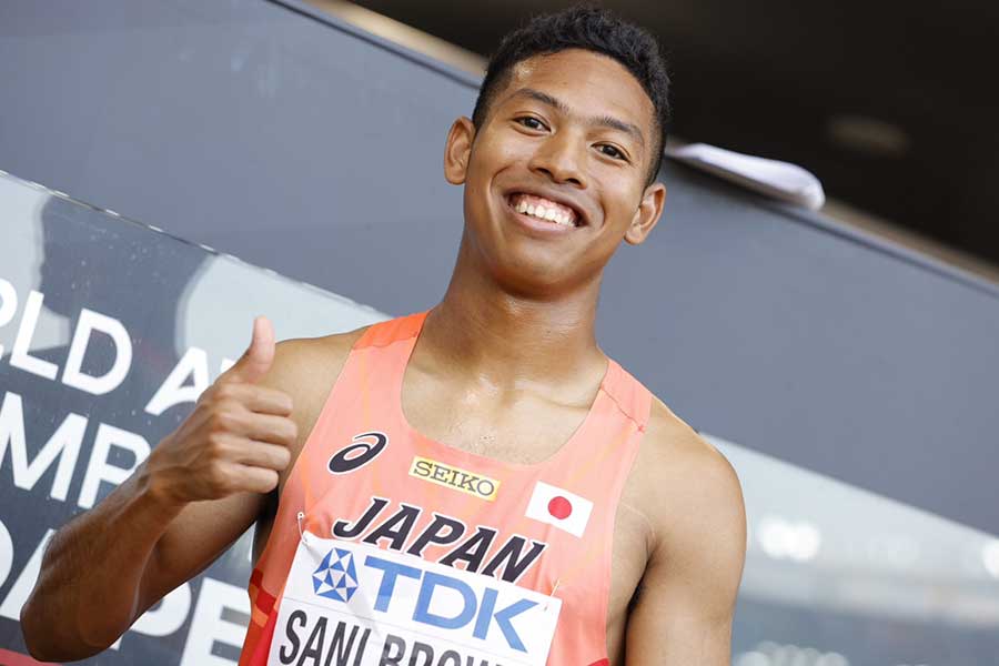 世界陸上・男子100メートル決勝で6位となり笑顔でポーズをとるサニブラウン・ハキーム【写真：奥井隆史】