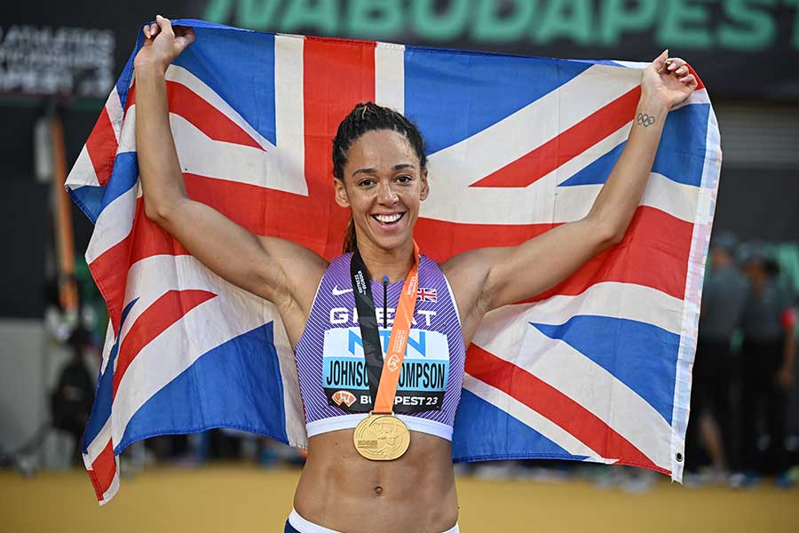 世界陸上・七種競技で金メダルを獲得し英国国旗を掲げるカタリーナ・ジョンソン・トンプソン【写真：ロイター】