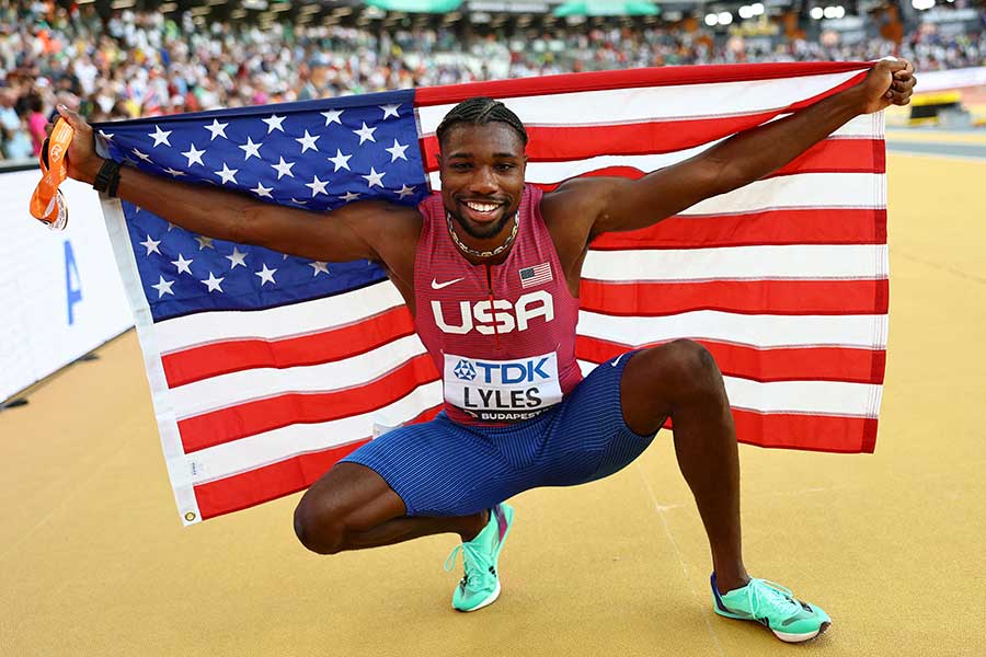 世界陸上・男子100メートル決勝で金メダルを獲得し米国国旗を掲げるノア・ライルズ【写真：ロイター】