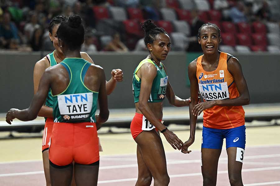 世界陸上・女子1万メートル決勝ゴール後にエチオピアの選手たちと健闘を称えるシファン・ハッサン（右）【写真：ロイター】