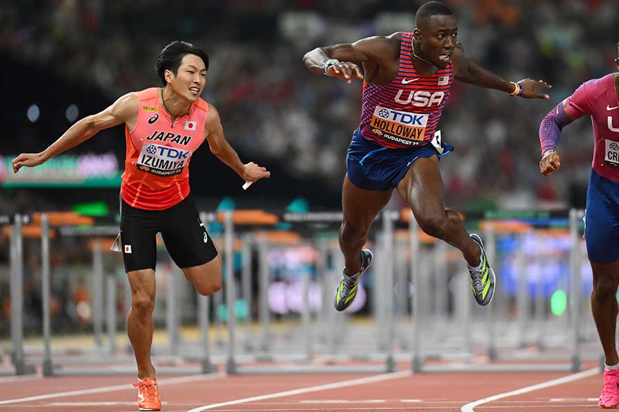世界陸上・男子110メートル障害決勝5位でゴールする泉谷駿介（左）【写真：Getty Images】