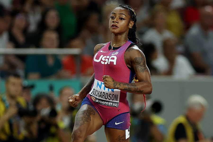 女子100メートル決勝で1位でゴールするシャカリ・リチャードソン【写真：Getty Images】